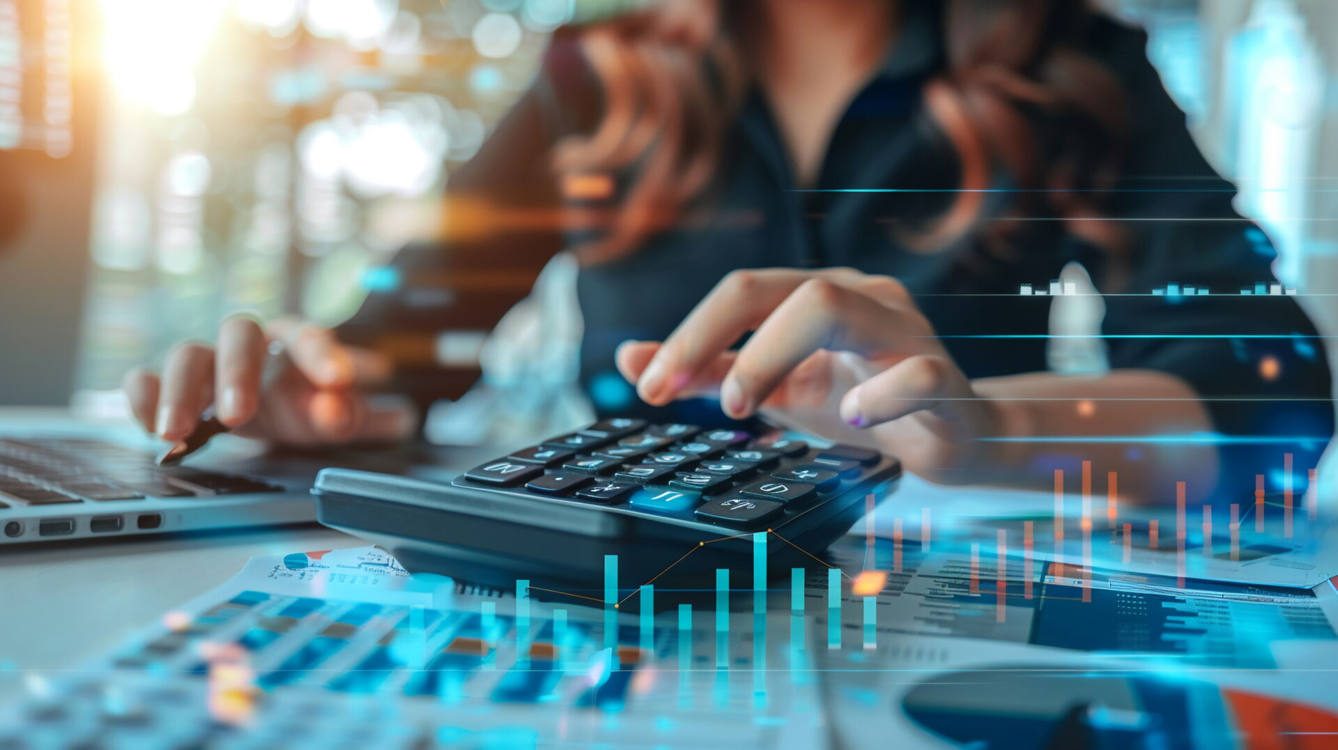 Frau mit Taschenrechner